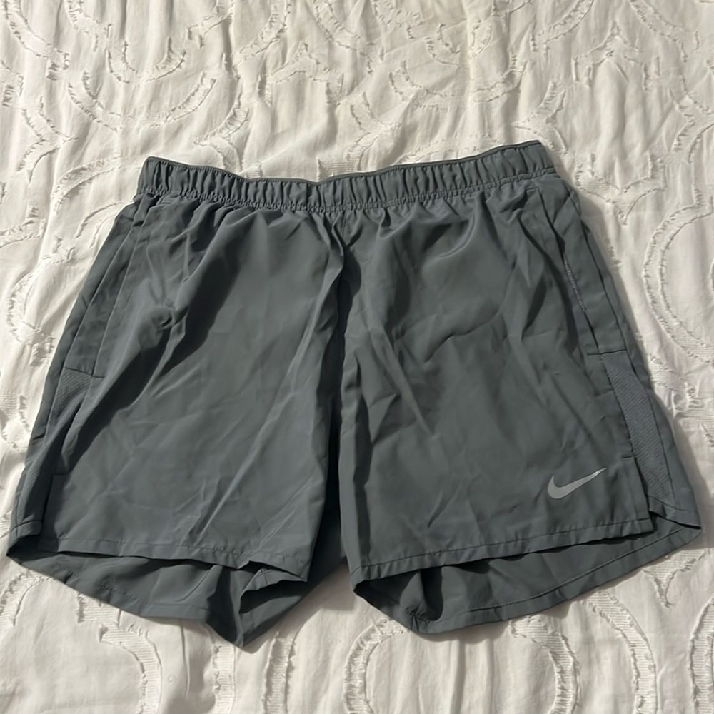 Nike Men’s medium running shorts *HAS NOT BEEN USED*